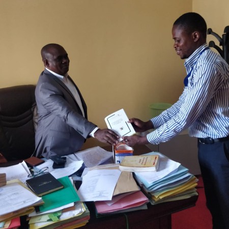 TAGIRABO BAHATI Joël remettant une copie du rapport au procureur